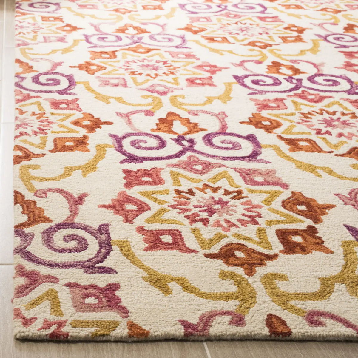 Safavieh Suzani 5'-0" x 8'-0" Rug in Ivory / Rust