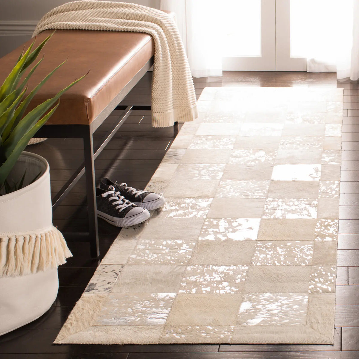 Safavieh Studio Leather 2'-3" x 7'-0" Rug in Ivory / Silver