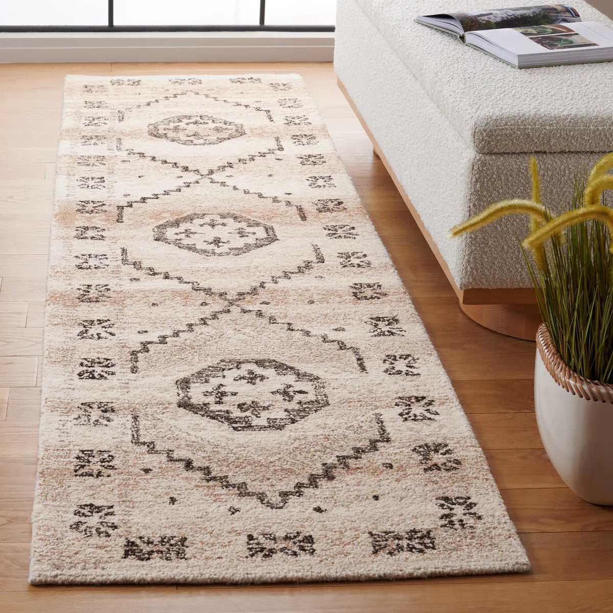 Safavieh Ebony 2'-3" x 9'-0" Rug in Gold / Beige