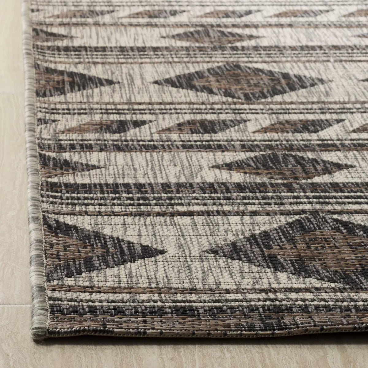 Safavieh Courtyard 5'-3" x 7'-7" Rug in Grey / Black