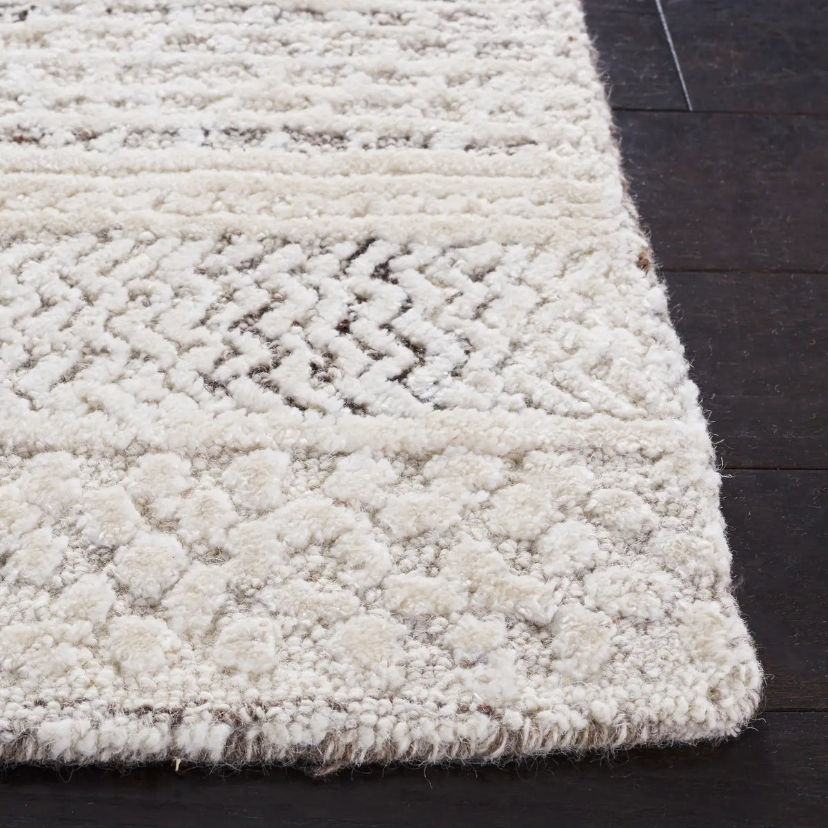 Safavieh Glamour 4'-0" x 6'-0" Rug in Natural / Ivory