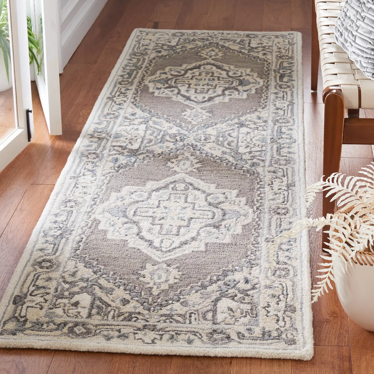 Safavieh Metro 2'-3" x 8'-0" Rug in Grey / Ivory