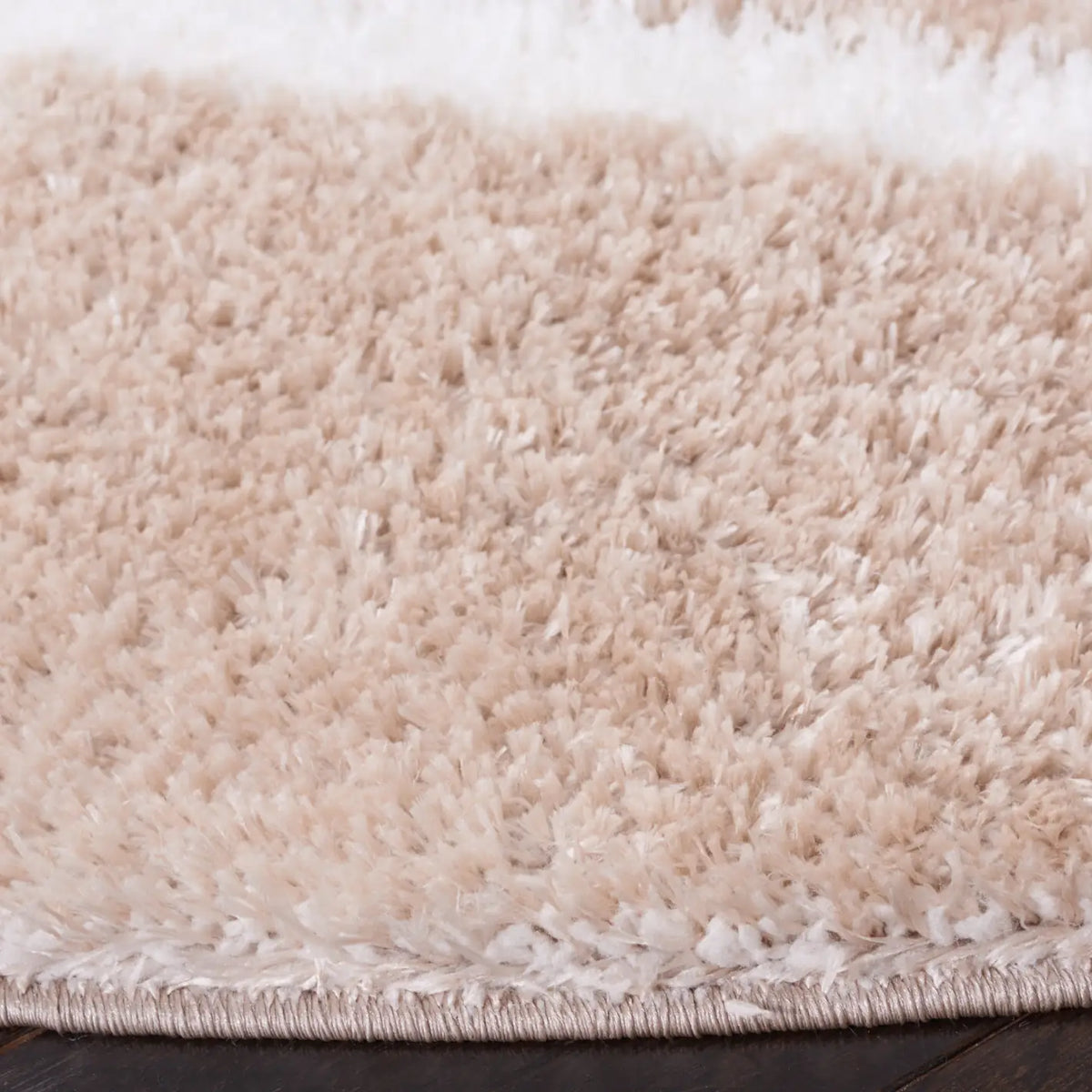 Safavieh Tahoe Shag 6'-7" x 6'-7" Rug in Beige / White