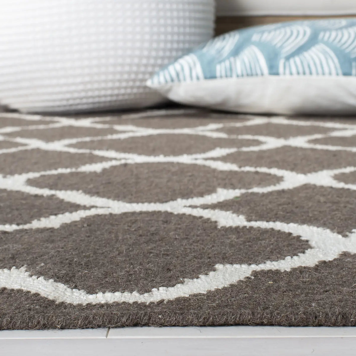 Safavieh Dhurries 5'-0" x 8'-0" Rug in Brown / Ivory