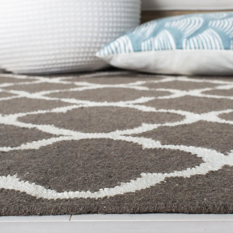 Safavieh Dhurries 5'-0" x 8'-0" Rug in Brown / Ivory