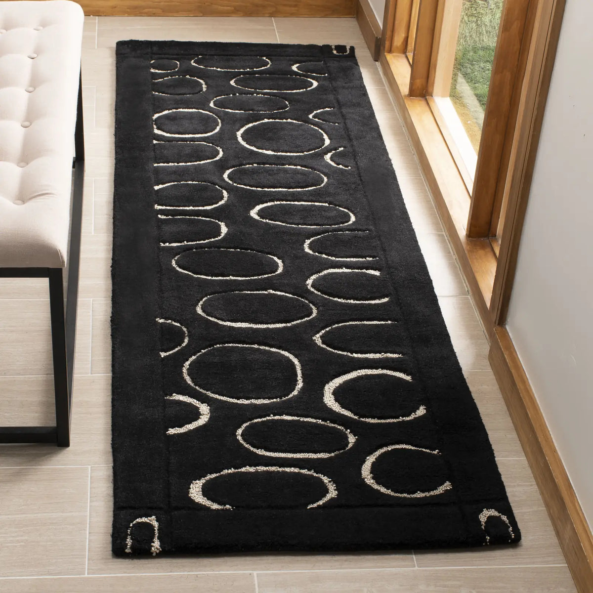 Safavieh Soho 2'-6" x 12'-0" Rug in Black / Ivory