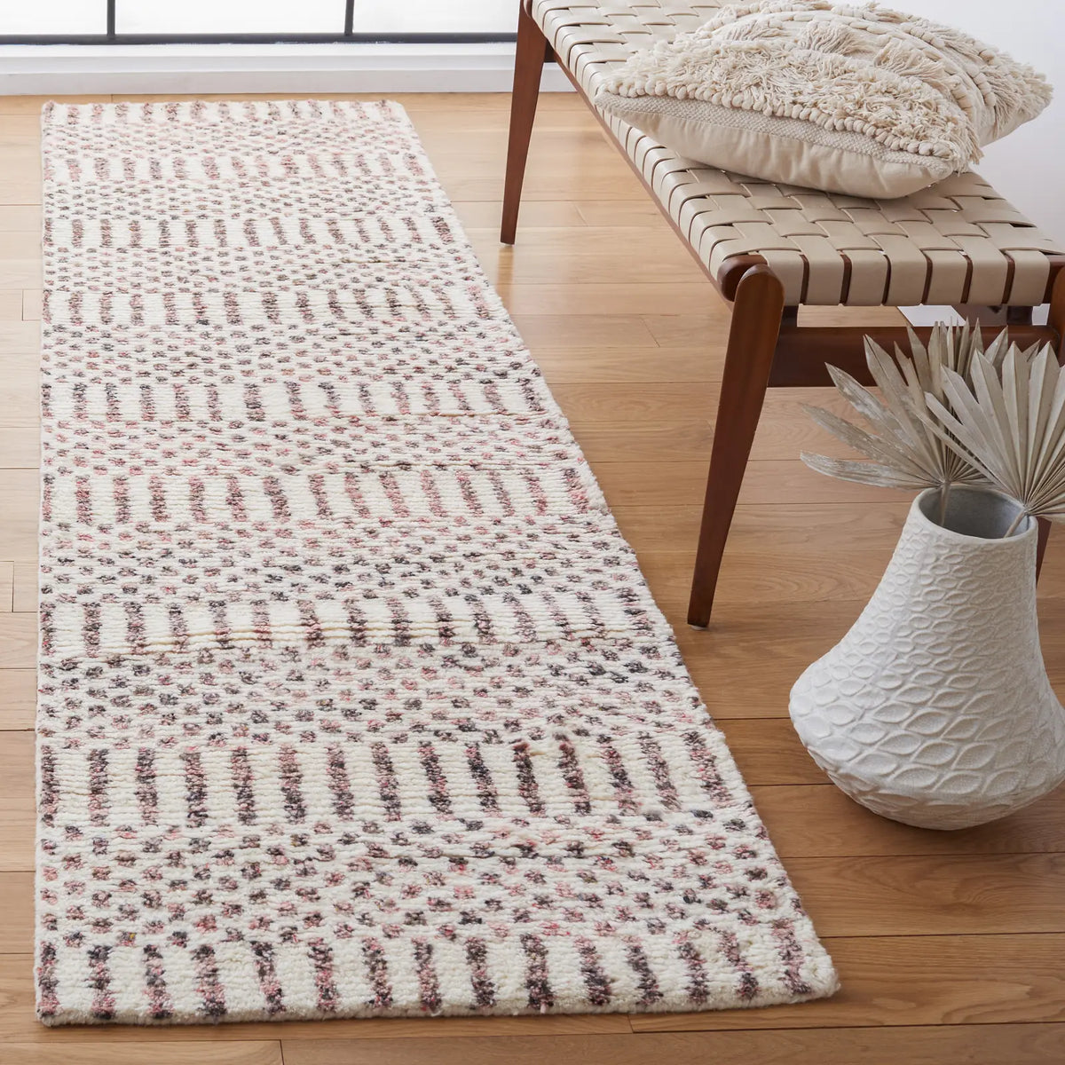 Safavieh Casablanca 2'-3" x 8'-0" Rug in Ivory / Pink