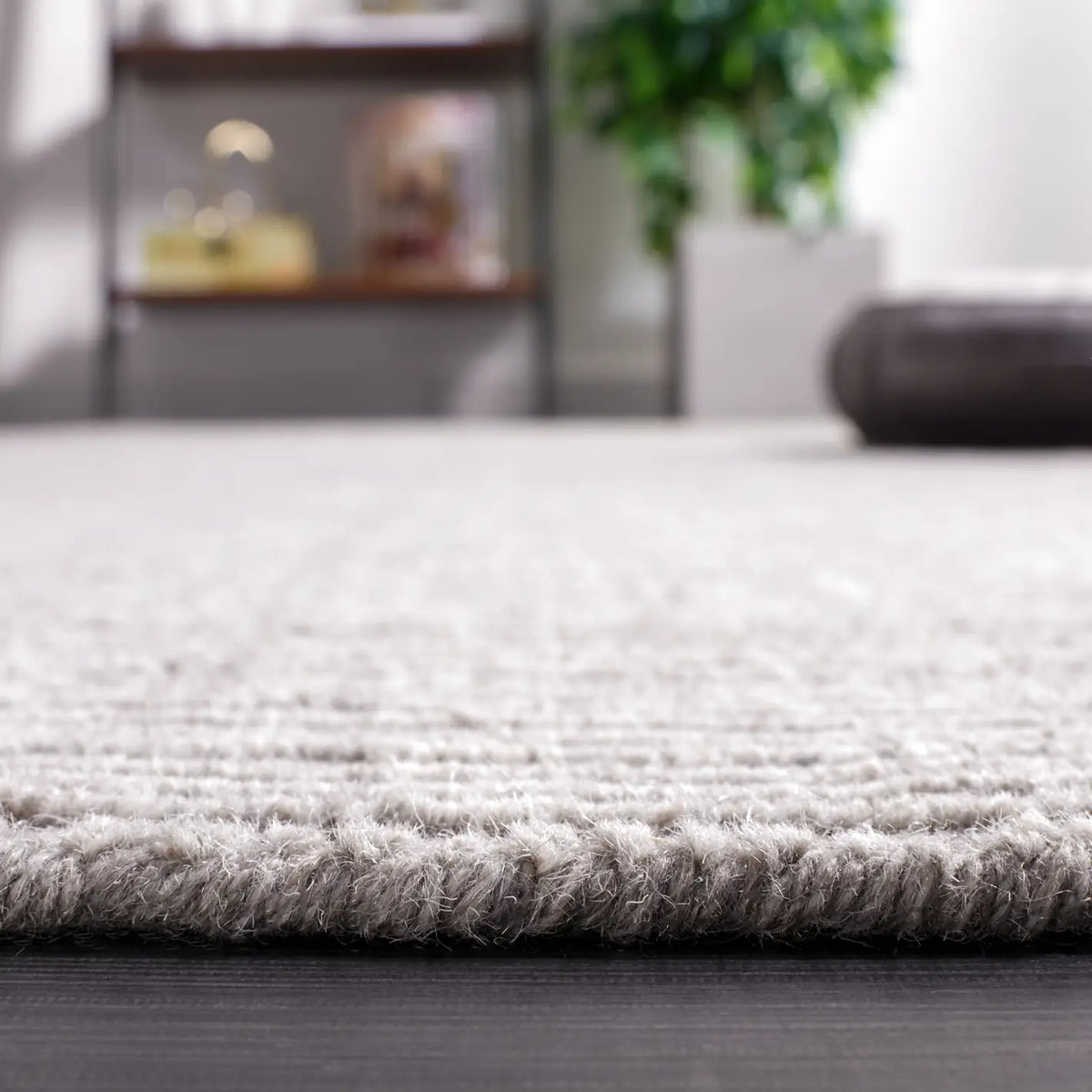 Safavieh Himalaya 4'-0" x 6'-0" Rug in Dark Grey
