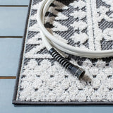 Safavieh Cabana 4'-5" x 6'-5" Rug in Ivory / Grey