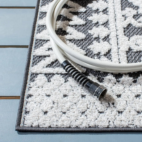 Safavieh Cabana 4'-5" x 6'-5" Rug in Ivory / Grey