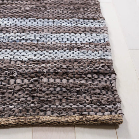 Safavieh Vintage Leather 4'-0" x 6'-0" Rug in Silver / Ivory