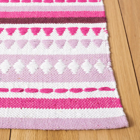 Safavieh Montauk 4'-0" x 6'-0" Rug in Pink / Ivory