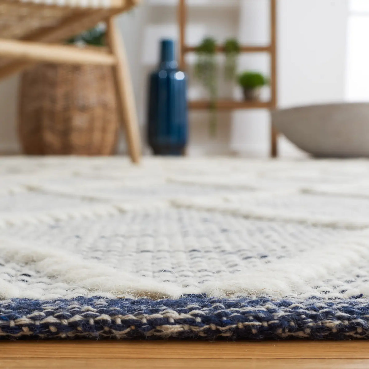Safavieh Natura 4'-0" x 6'-0" Rug in Navy / Ivory