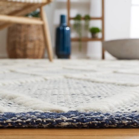 Safavieh Natura 4'-0" x 6'-0" Rug in Navy / Ivory