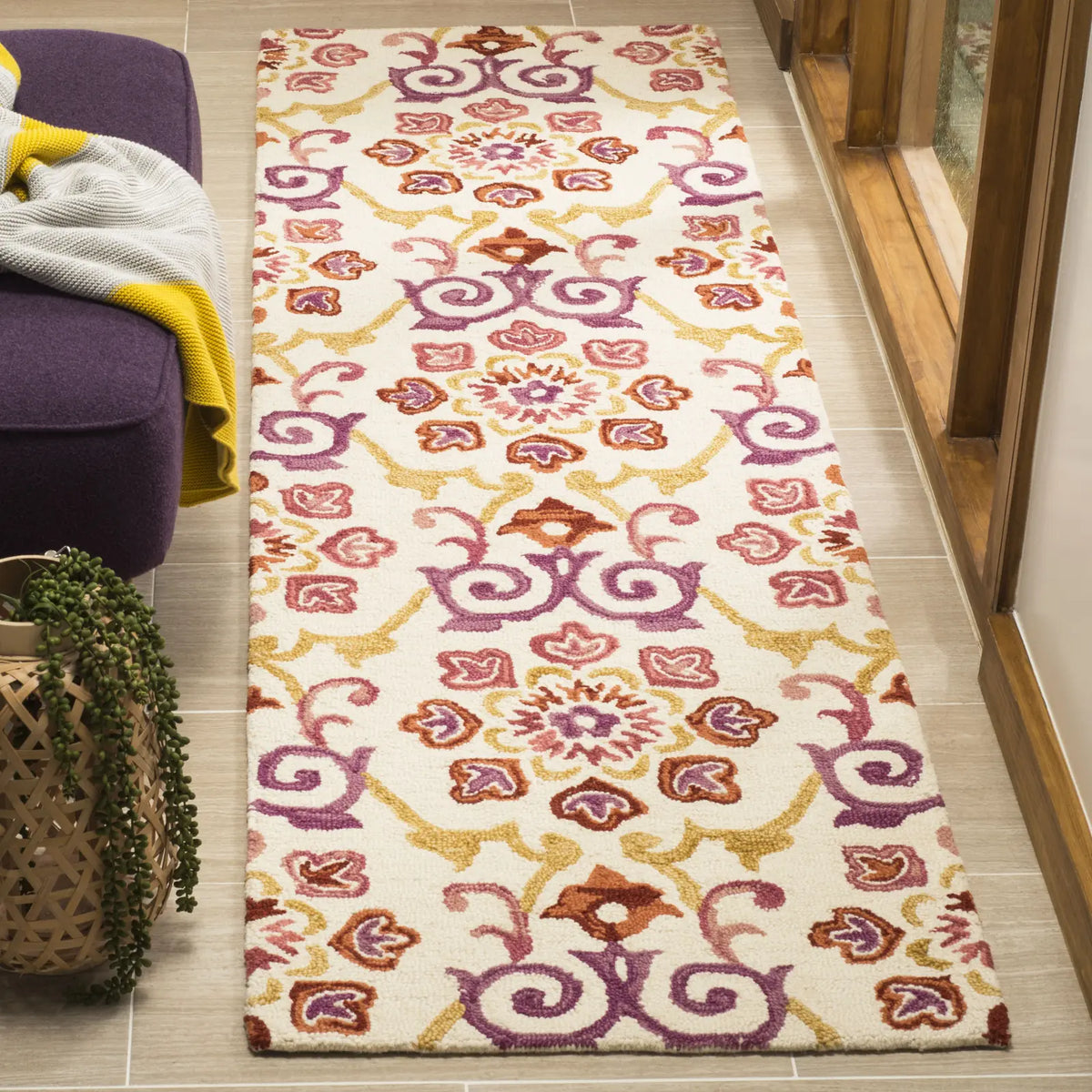 Safavieh Suzani 2'-3" x 8'-0" Rug in Ivory / Rust