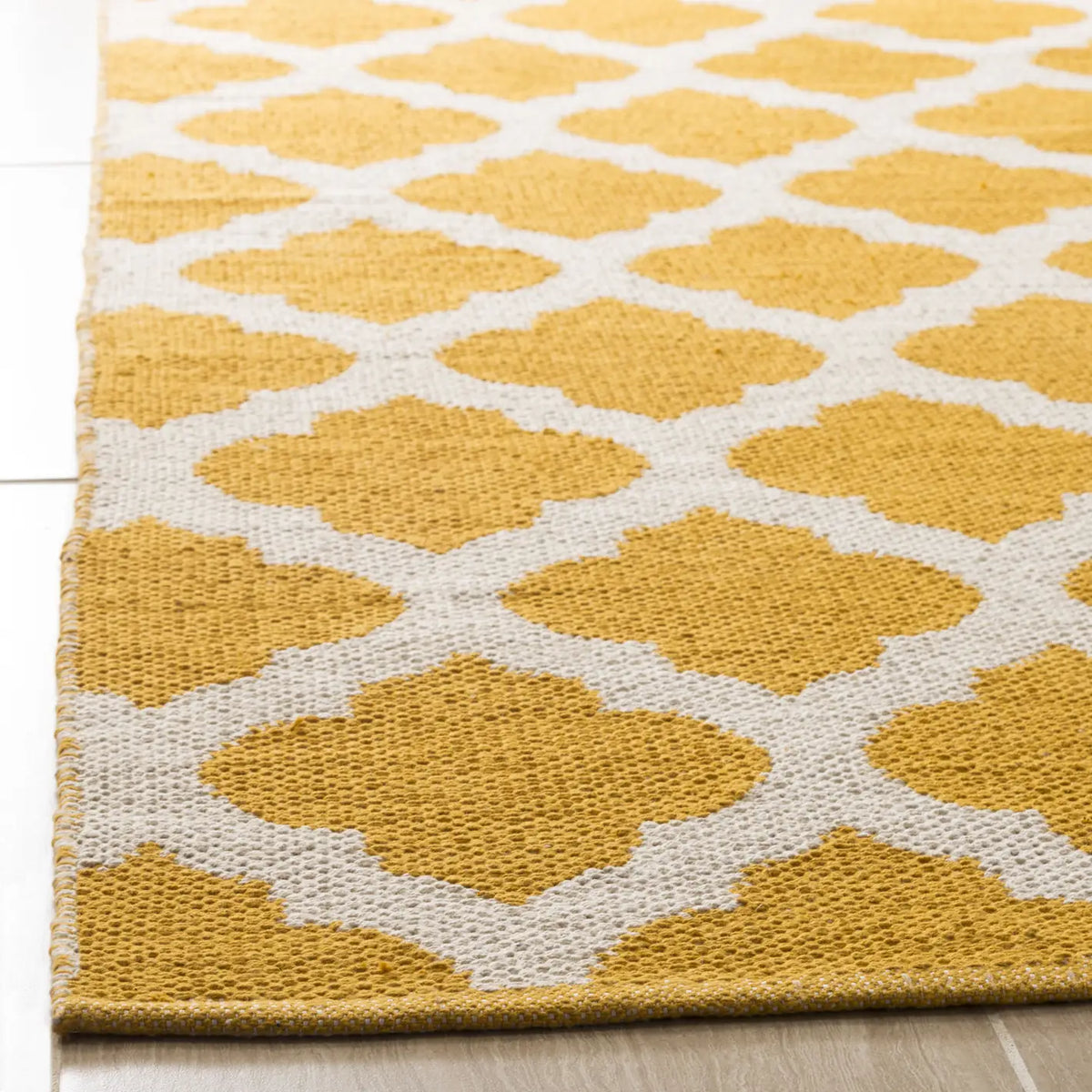 Safavieh Montauk 4'-0" x 6'-0" Rug in Yellow / Ivory