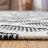 Safavieh Kilim 4'-0" x 6'-0" Rug in Black / Cream