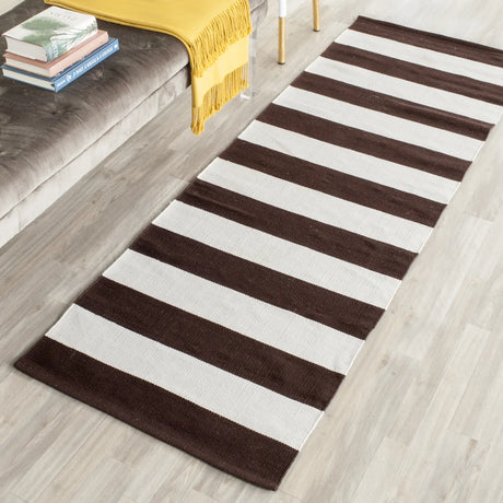 Safavieh Montauk 2'-3" x 7'-0" Rug in Chocolate / Ivory