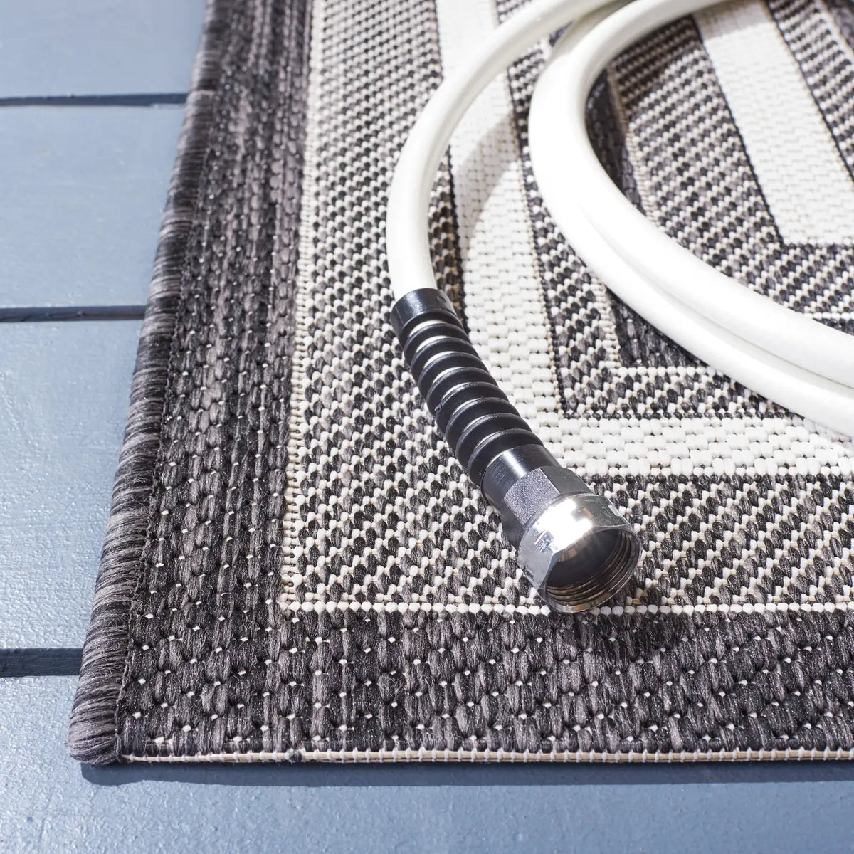 Safavieh Courtyard 4'-0" x 5'-7" Rug in Ivory / Black
