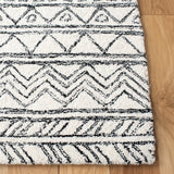 Safavieh Aspen 4'-0" x 6'-0" Rug in Ivory / Black