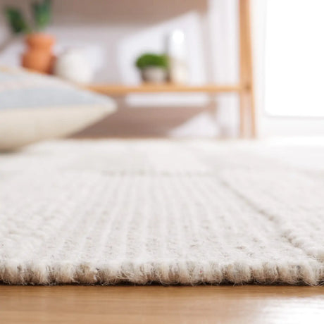 Safavieh Natura 4'-0" x 6'-0" Rug in Ivory / Silver
