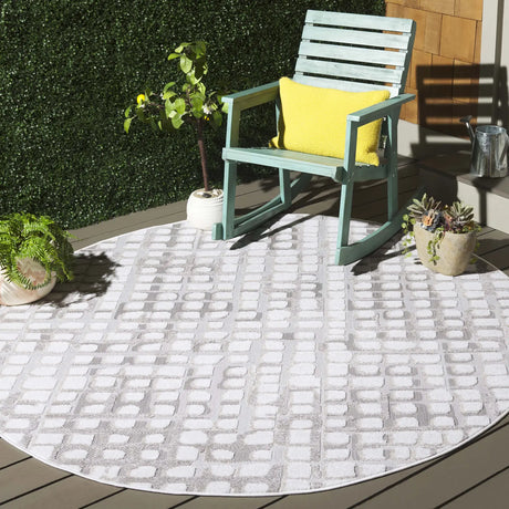 Safavieh Stella 6'-7" x 6'-7" Rug in Ivory / Beige