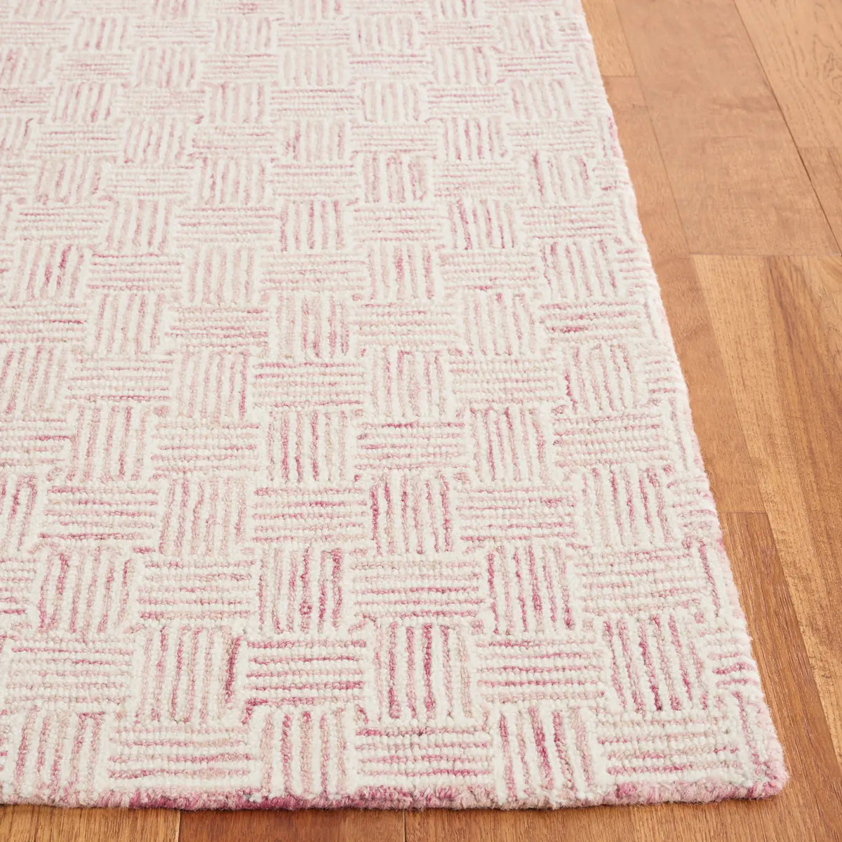 Safavieh Micro-Loop 4'-0" x 6'-0" Rug in Pink / Ivory
