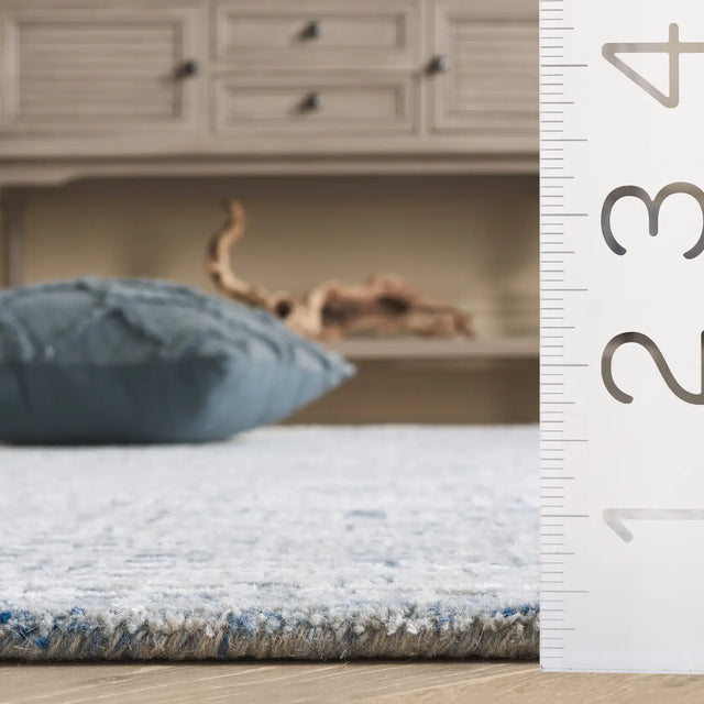 Safavieh Glamour 4'-0" x 6'-0" Rug in Blue / Ivory