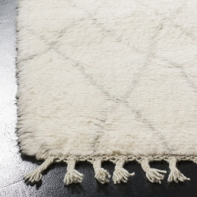 Safavieh Casablanca 5'-0" x 8'-0" Rug in Ivory / Grey
