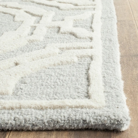 Safavieh Cambridge 5'-0" x 8'-0" Rug in Grey / Ivory
