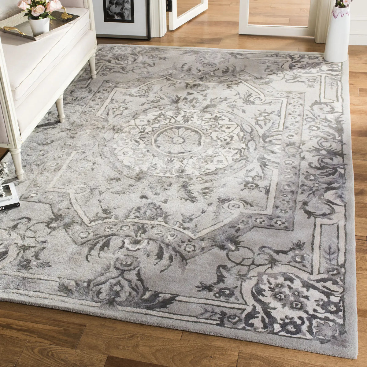 Safavieh Savonnerie 6'-0" x 9'-0" Rug in Smoke