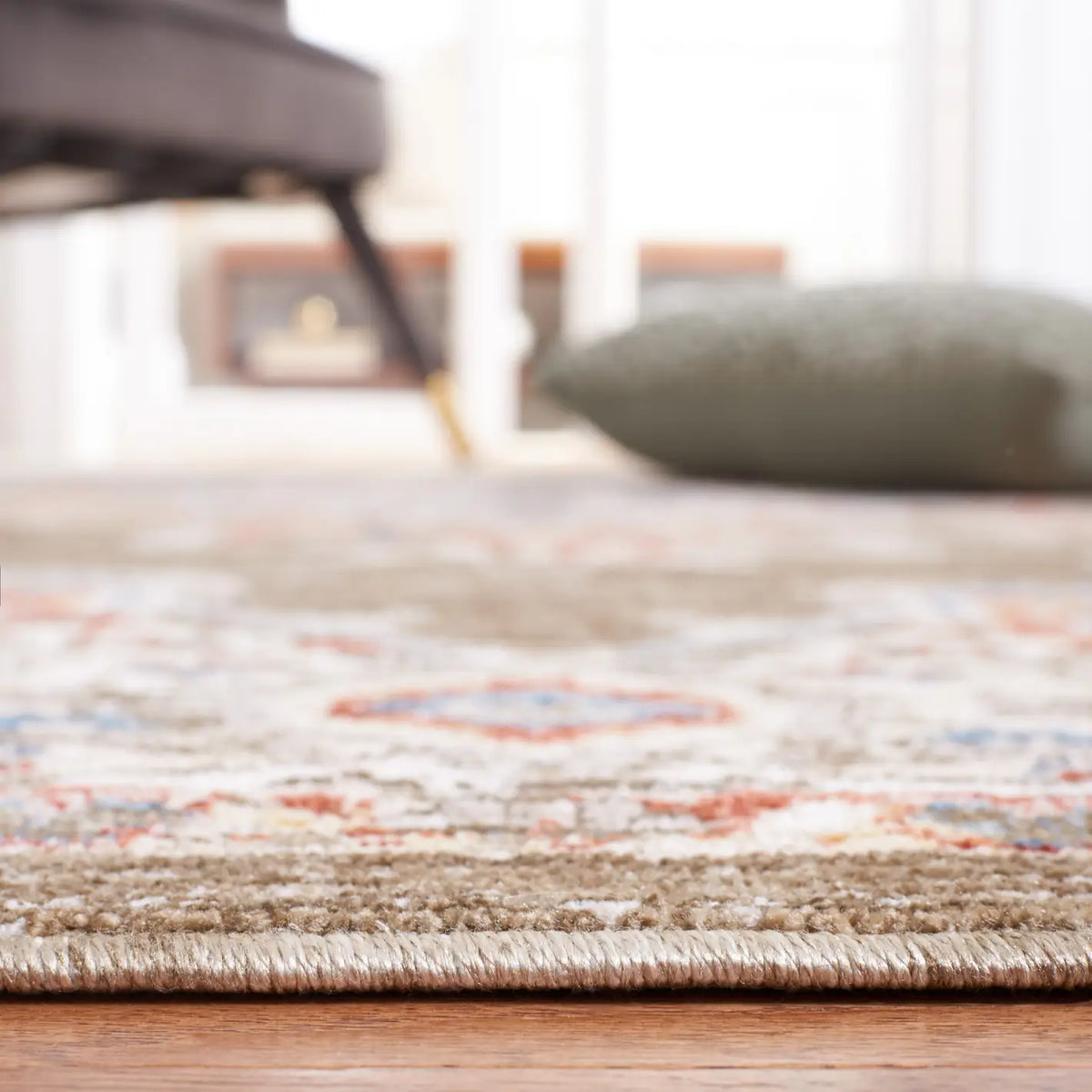 Safavieh Olympia 4'-0" x 6'-0" Rug in Green / Ivory