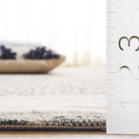 Safavieh Ebony 4'-0" x 6'-0" Rug in Ivory / Red