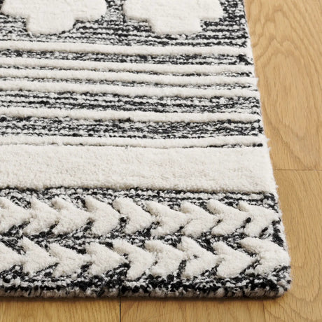 Safavieh Abstract 4'-0" x 6'-0" Rug in Black / Ivory