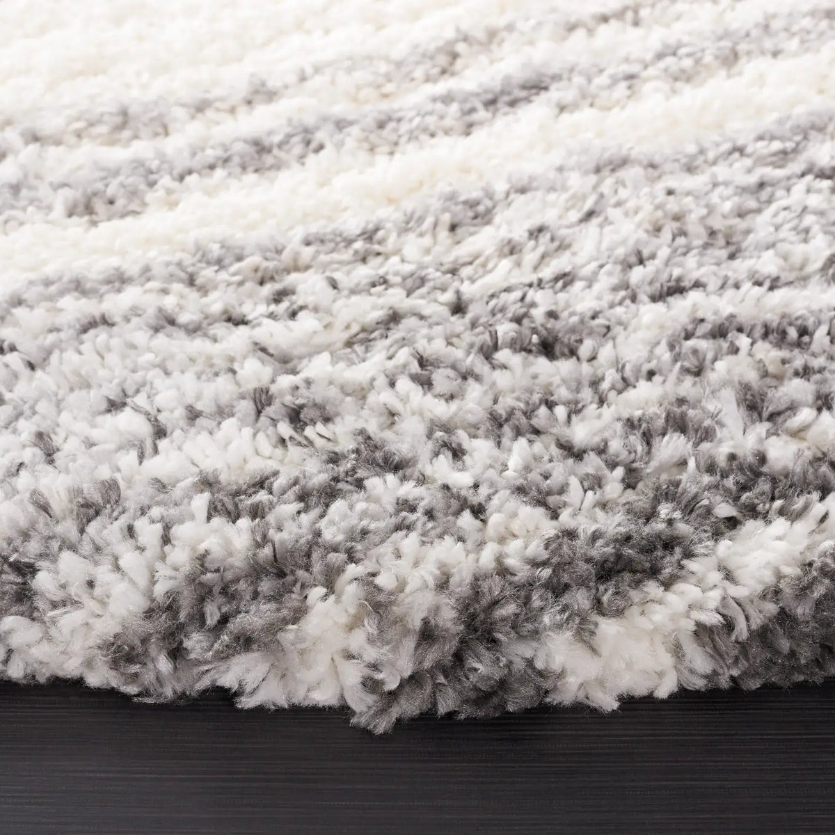 Safavieh Fontana Shag  800 6'-7" x 6'-7" Rug in Ivory / Grey