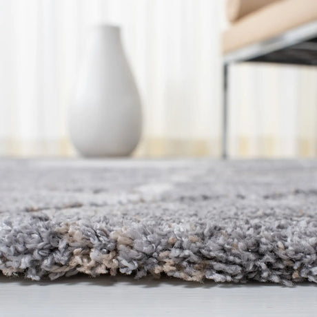 Safavieh Cyrus Shag 4'-5" x 6'-5" Rug in Grey / Beige