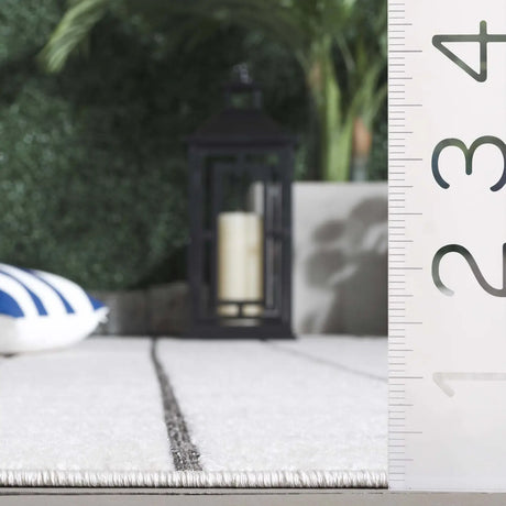 Safavieh Stella 4'-0" x 6'-0" Rug in Ivory / Grey