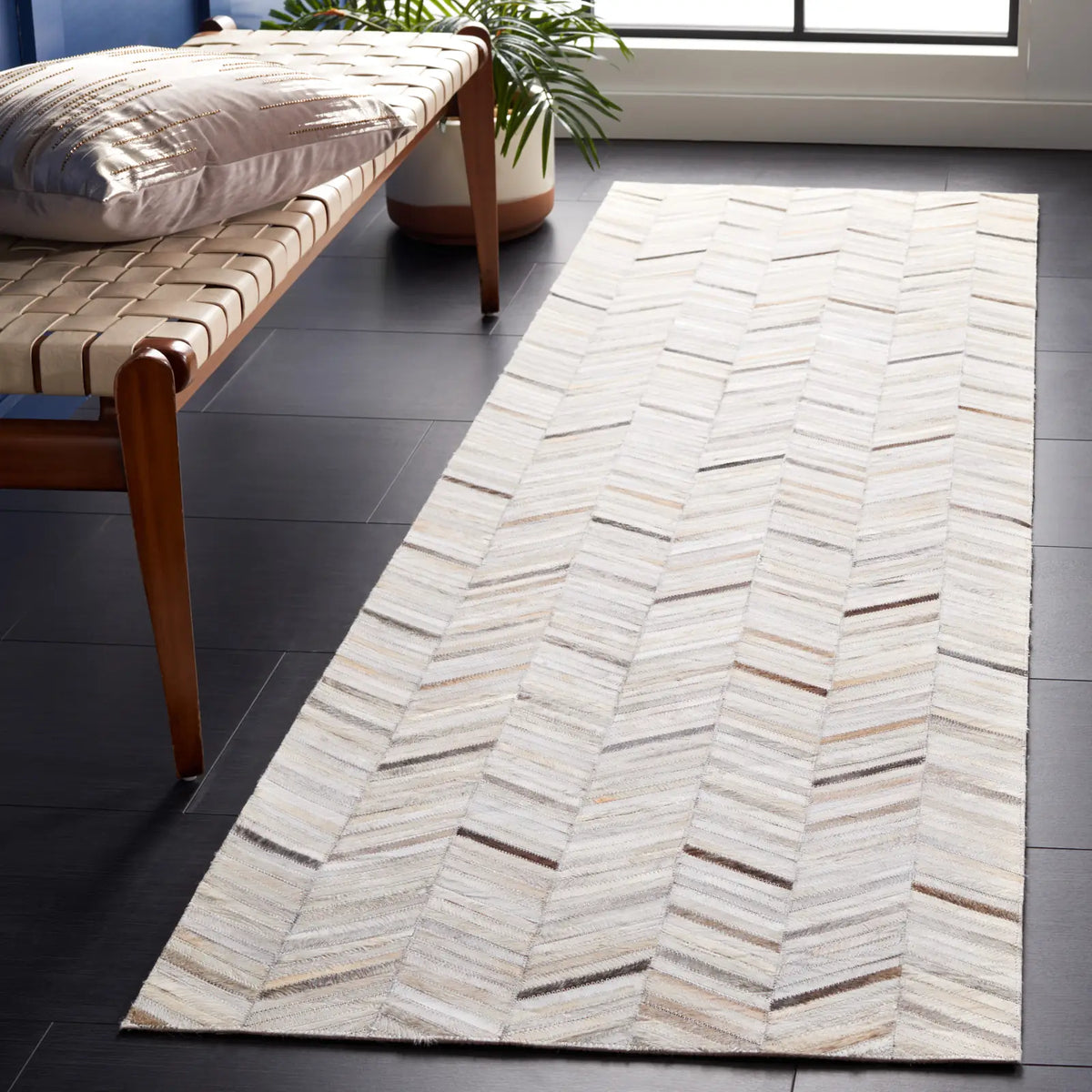 Safavieh Studio Leather 2'-3" x 7'-0" Rug in Ivory / Grey