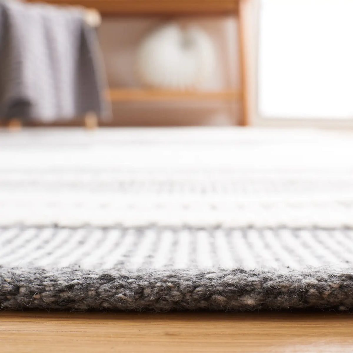 Safavieh Kilim 4'-0" x 6'-0" Rug in Ivory / Dark Grey