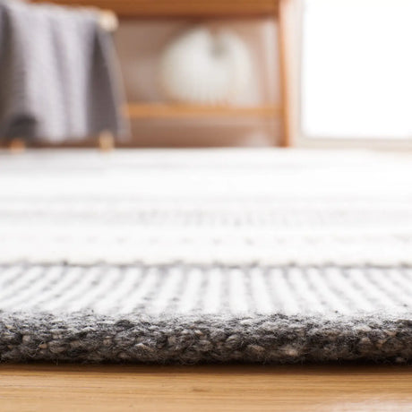 Safavieh Kilim 4'-0" x 6'-0" Rug in Ivory / Dark Grey