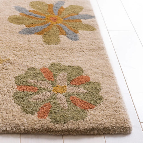 Safavieh Soho 6'-0" x 9'-0" Rug in Ivory / Sage
