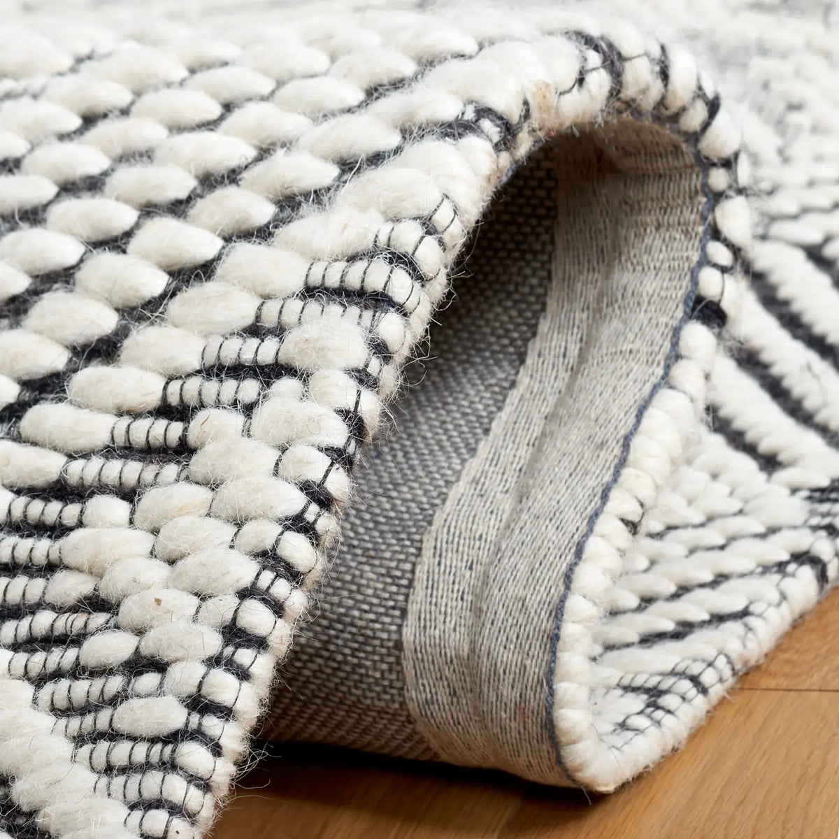 Safavieh Marbella 4'-0" x 6'-0" Rug in Ivory / Black