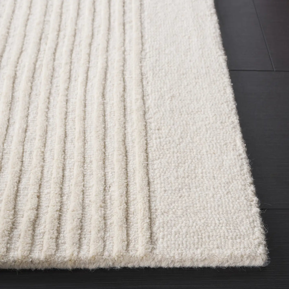 Safavieh Ebony 4'-0" x 6'-0" Rug in Ivory