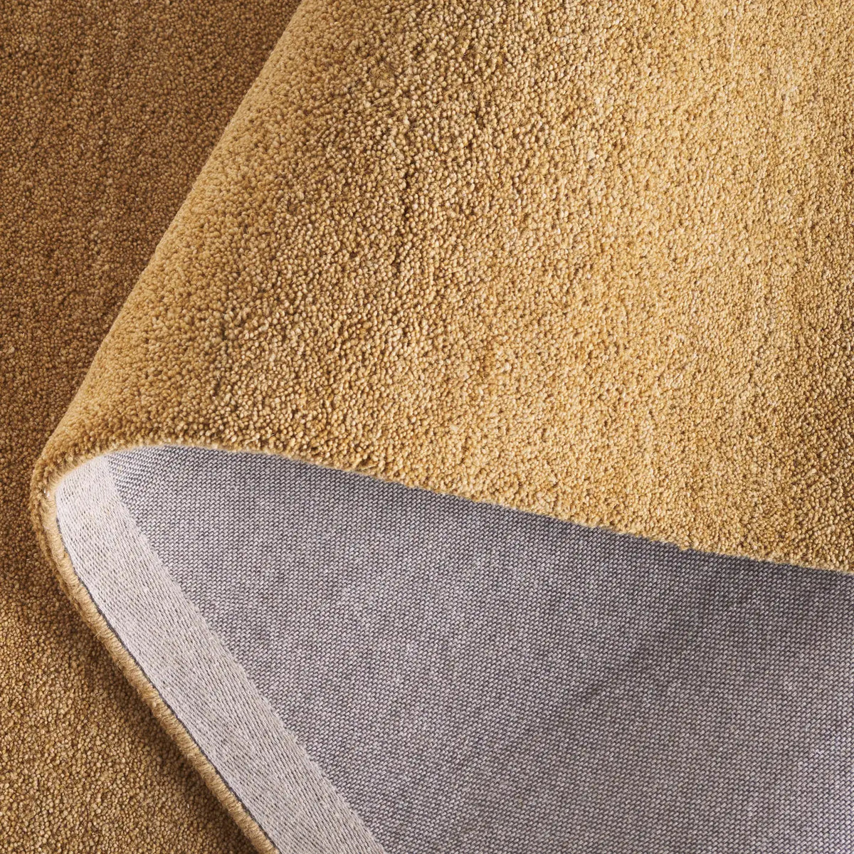 Safavieh Himalaya 4'-0" x 6'-0" Rug in Gold