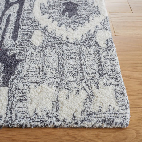 Safavieh Ikat 4'-0" x 6'-0" Rug in Ivory / Black