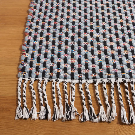 Safavieh Montauk 4'-0" x 6'-0" Rug in Blue / Black
