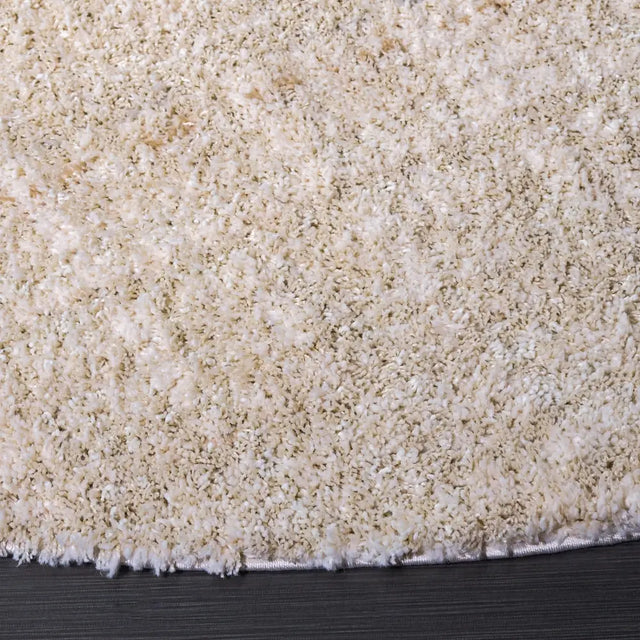 Safavieh Everett Shag 6'-7" x 6'-7" Rug in Ivory / Beige
