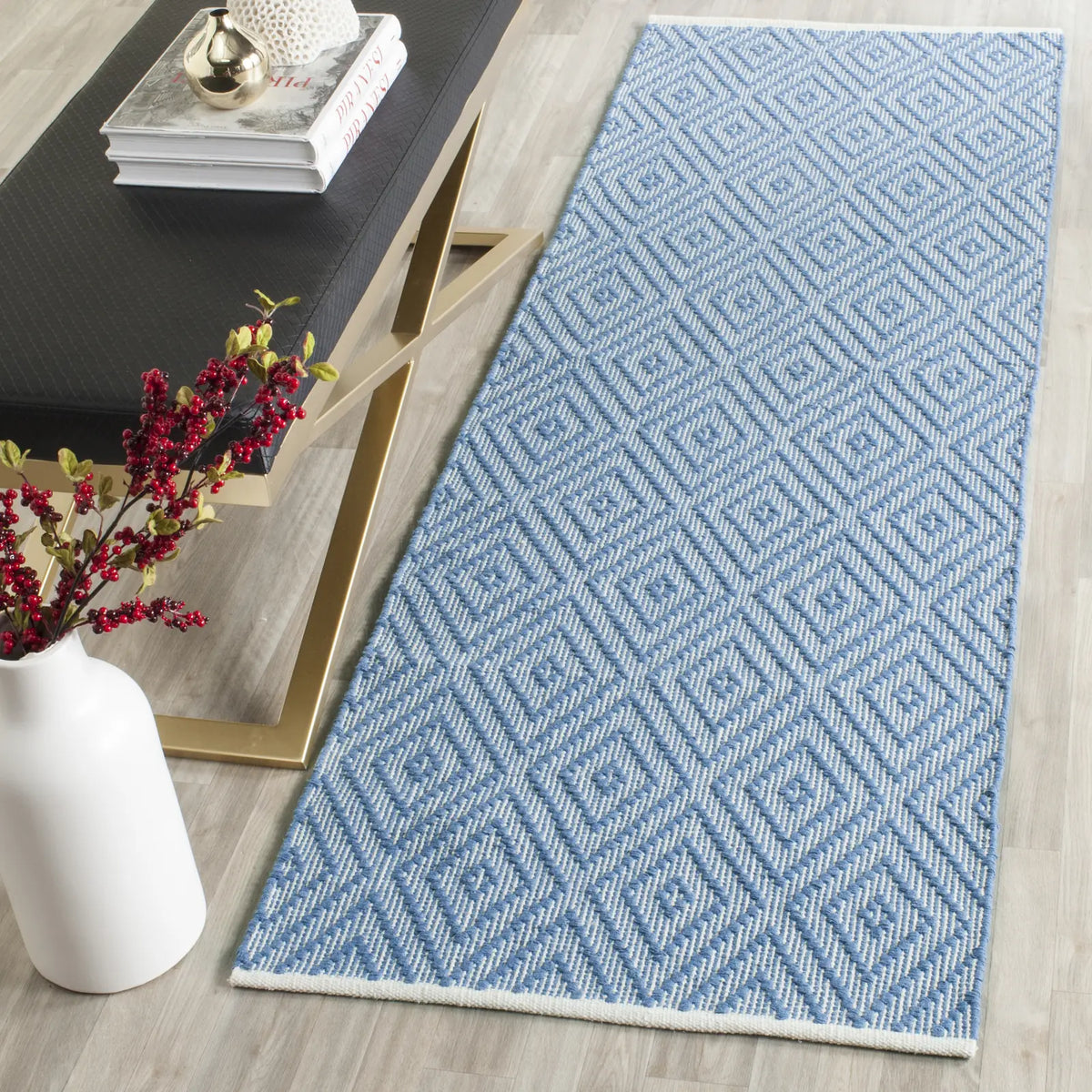 Safavieh Montauk 2'-3" x 7'-0" Rug in Blue / Ivory