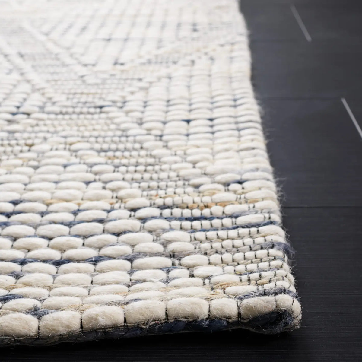 Safavieh Marbella 4'-0" x 6'-0" Rug in Ivory / Blue