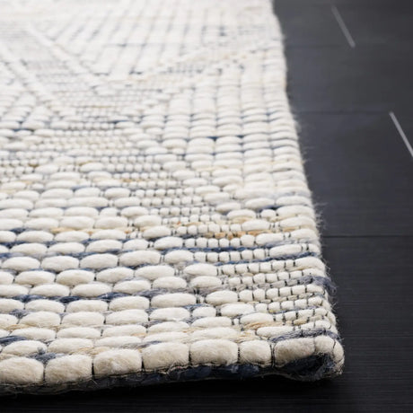 Safavieh Marbella 4'-0" x 6'-0" Rug in Ivory / Blue